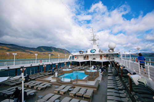 Azamara Onward cubierta piscina 